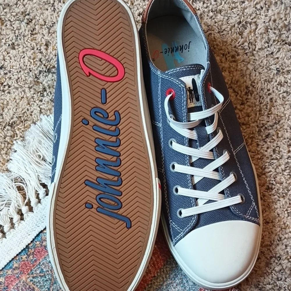 johnnie-O Men's Navy and White Sneakers NWOT - Picture 2 of 2